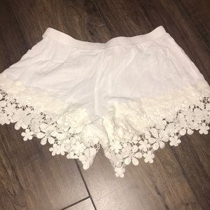 LA HEARTS white flowy floral shorts